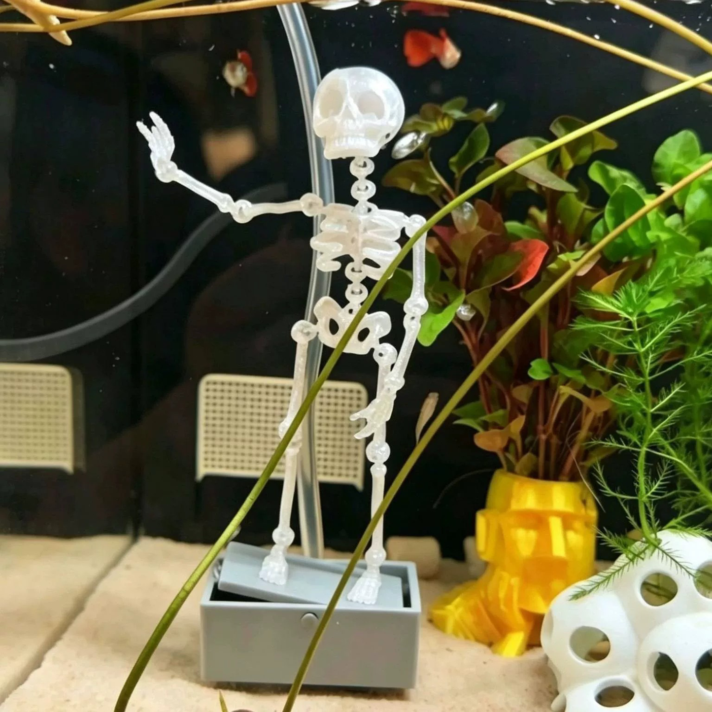 Dancing Skeleton Aquarium Ornament with USB Air Pump, 3D Printed Articulated Fish Tank Bubbler, Air-Powered Moving Skeleton Decor with Airline Tubing, Approx. 5.5 Inch